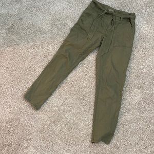 Green cargo pants from LOFT. size 4. Used but still in great condition